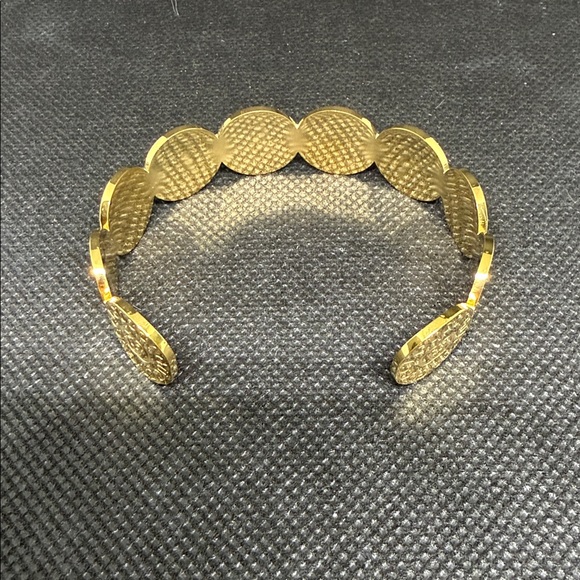 ✅ PRICE IS FIRM ✅ Fashion Gold Women's Bracelet/Bangle - Picture 3 of 3